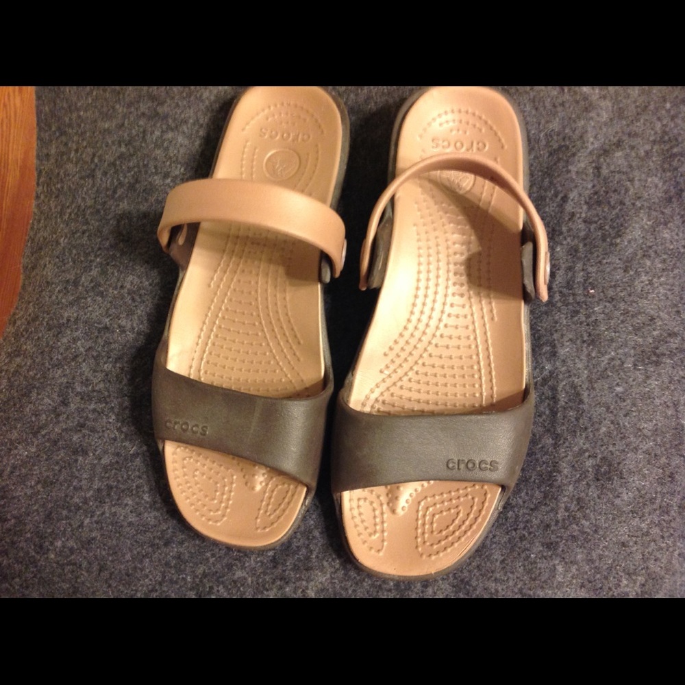 Women's Cleo V brown Crocs. Size 7.